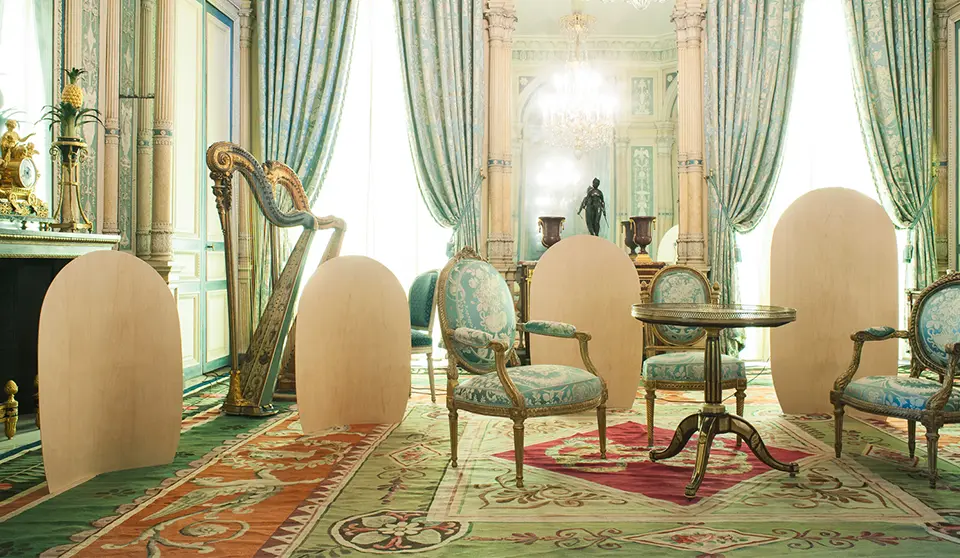 panneaux installés dans un salon classique parisien